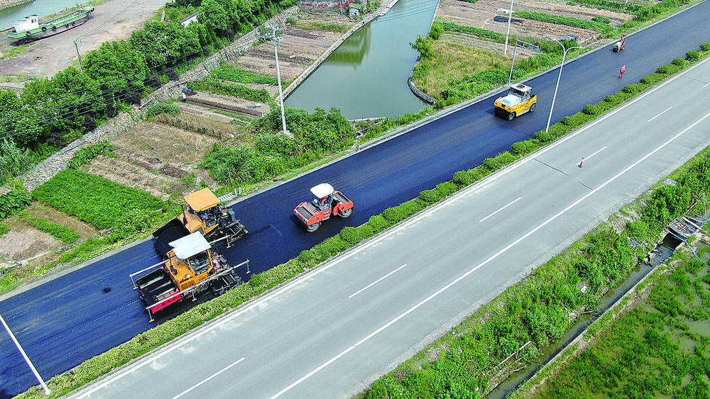 养路工人修路忙